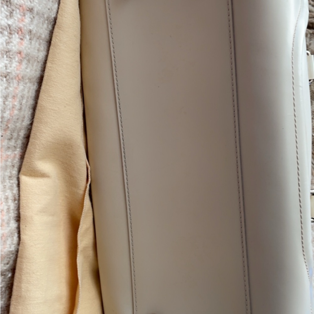 Louis Vuitton - Picture 4 of 10